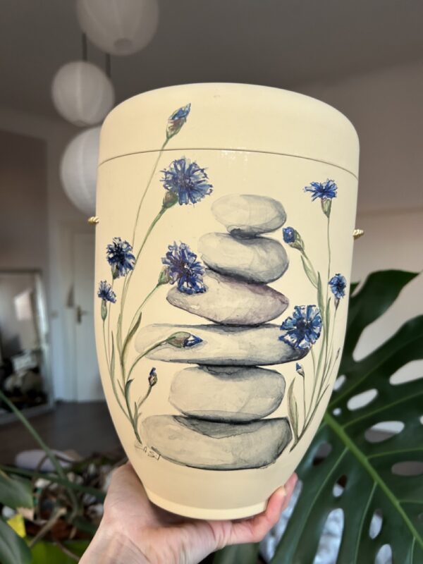 EIN KUNSTWERK AUF DER URNE – Bild 13