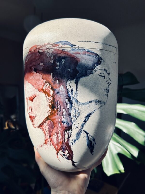 EIN KUNSTWERK AUF DER URNE – Bild 7